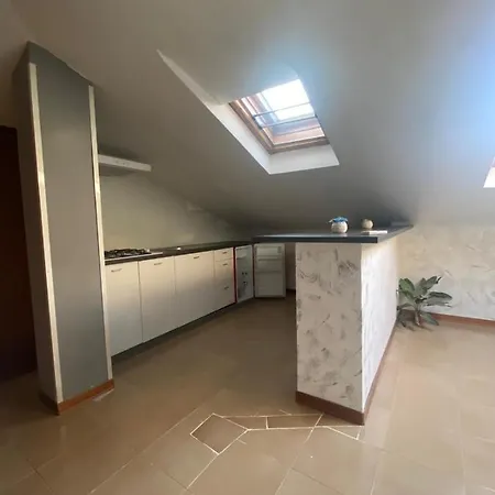 First House Mansarda Vacanze * 시비타노바 마르셰