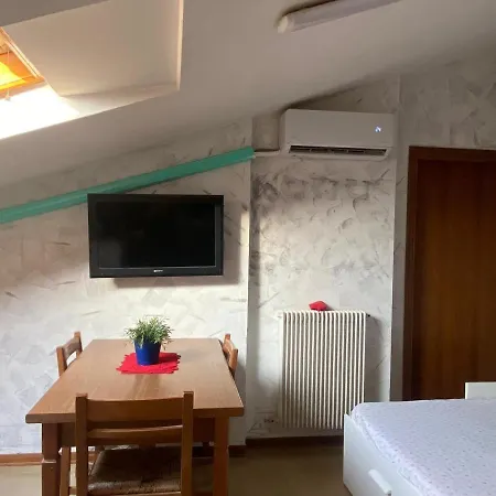First House Mansarda Vacanze 게스트하우스 *