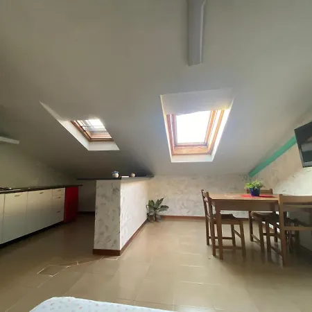 ゲストハウス First House Mansarda Vacanze *
